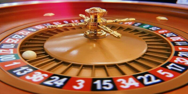 Trước khi ngồi vào bàn chơi thì phải hiểu rõ về thuật ngữ của roulette